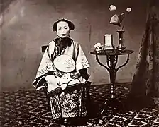 A Cantonese lady wearing shibazi-style yajin on her ao jacket, 1861–1864